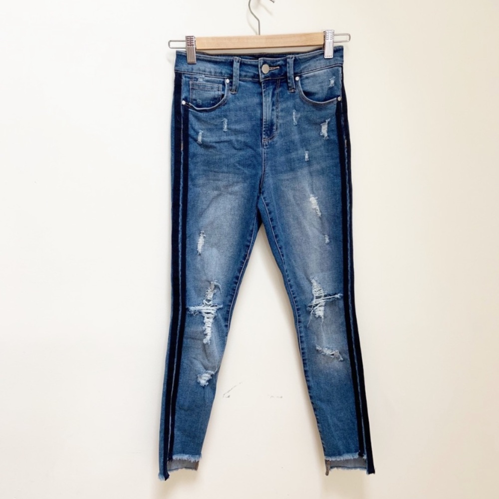 ✨3/15✨ LN Tinseltown Distressed Skinny Jeans